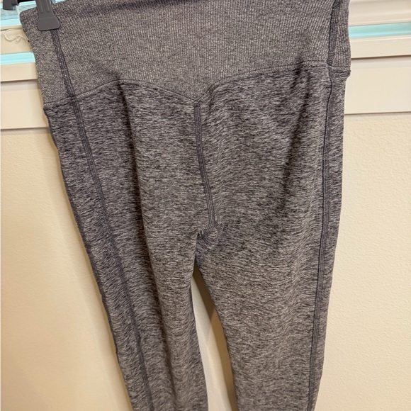 ALO Yoga Light Gray and Heather Gray Leggings - Picture 7 of 13